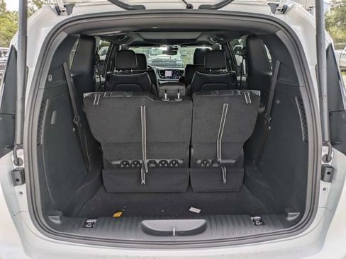 New 2027 Chrysler Pacifica Limited FWD image 12
