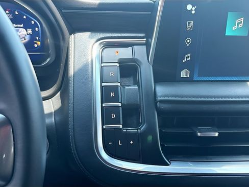 Used 2023 Chevrolet Tahoe Z71 w/ Luxury Package AWD/4WD image 16