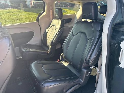 Used 2024 Chrysler Pacifica Touring-L FWD image 9