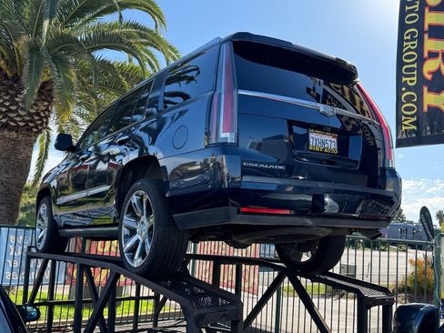 Used 2017 Cadillac Escalade Premium Luxury AWD/4WD image 3