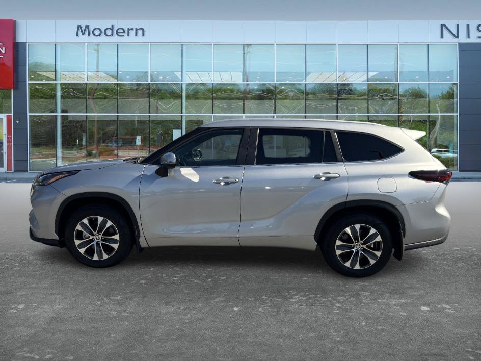 Used 2024 Toyota Highlander XLE FWD image 8