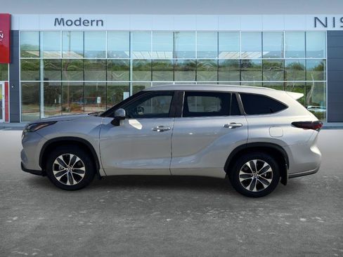 Used 2024 Toyota Highlander XLE FWD image 8