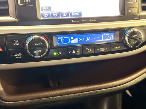Used 2018 Toyota Highlander XLE AWD/4WD image 24