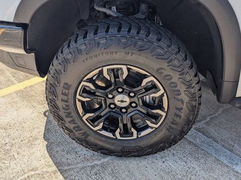 Certified 2025 Chevrolet Silverado 1500 ZR2 w/ Technology Package AWD/4WD image 9