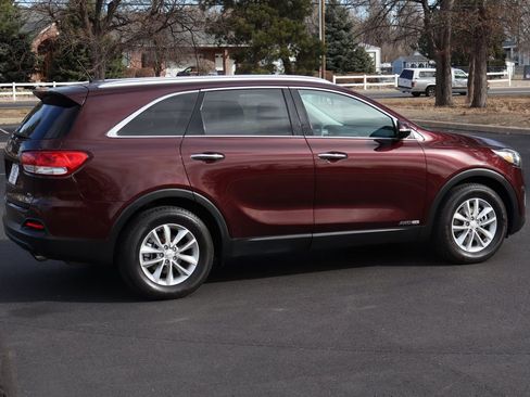 Used 2017 Kia Sorento AWD image 4
