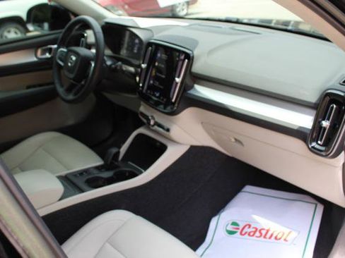Used 2022 Volvo XC40 T5 Momentum image 24
