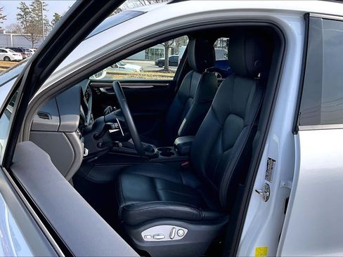 Used 2025 Porsche Macan image 9