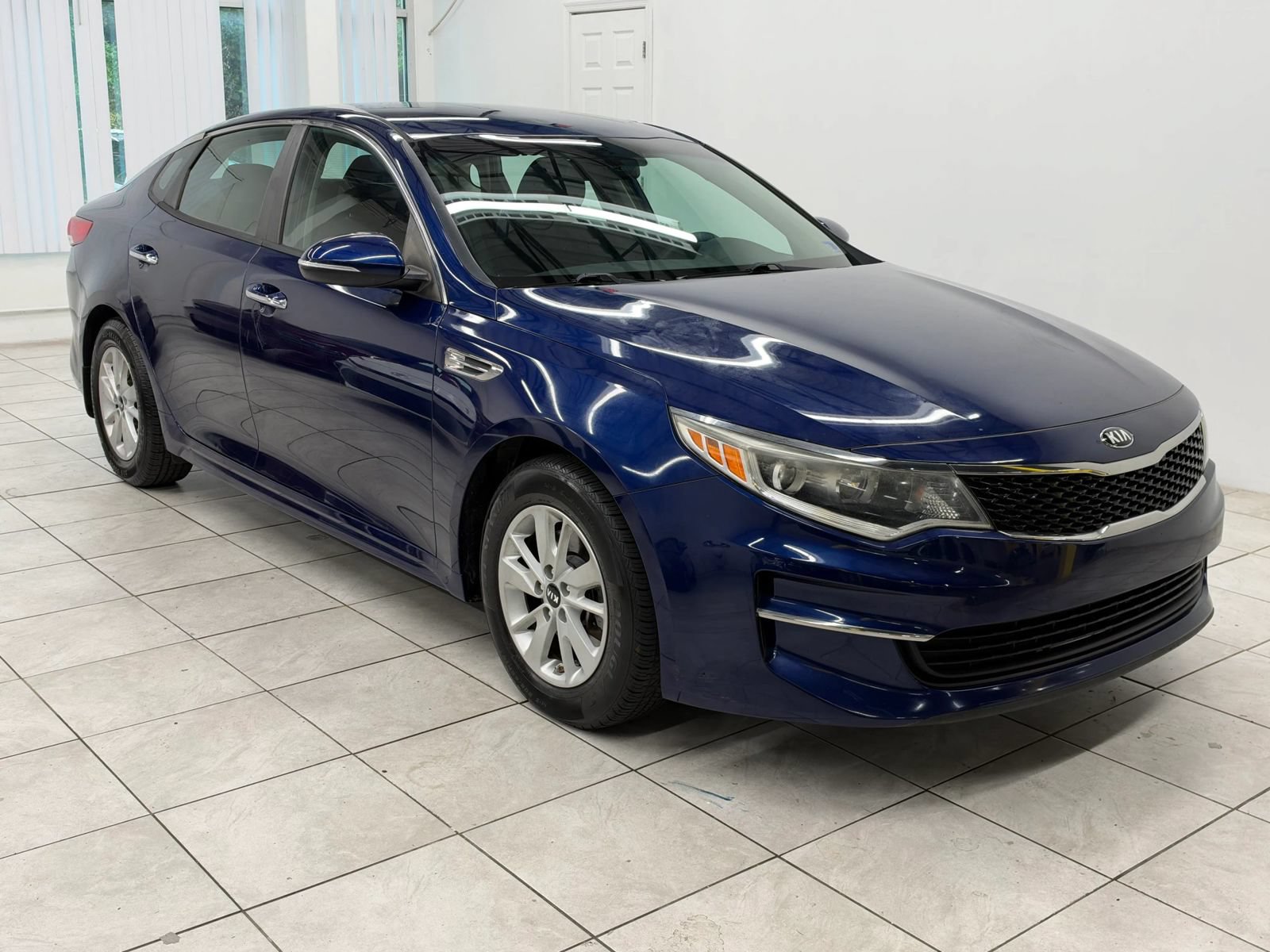 Used 2017 Kia Optima LX FWD image 1