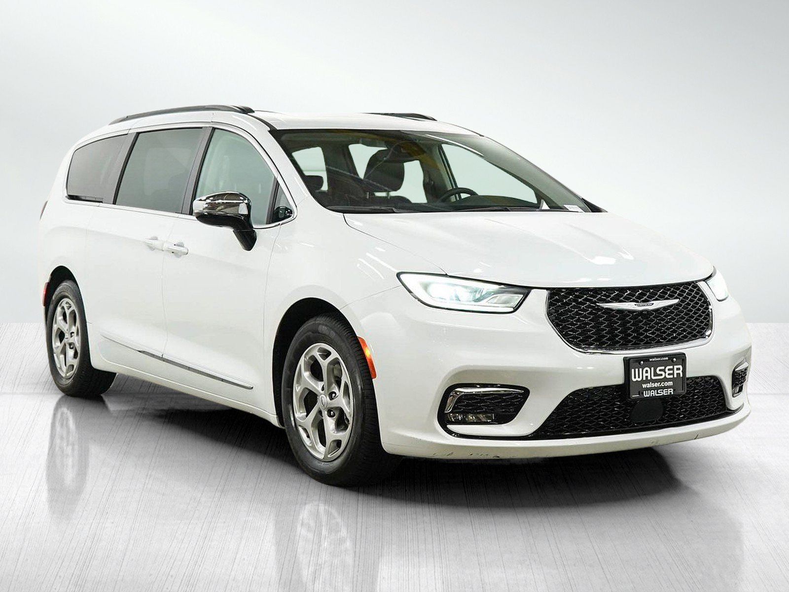 Used 2023 Chrysler Pacifica Limited FWD image 7