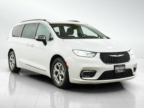 Used 2023 Chrysler Pacifica Limited FWD image 7