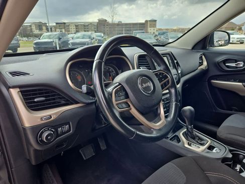 Used 2017 Jeep Cherokee Latitude image 2