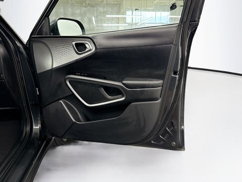 Used 2025 Kia Soul LX w/ LX Technology Package FWD image 31