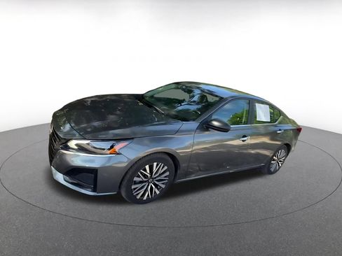 Used 2025 Nissan Altima 2.5 SV FWD image 8