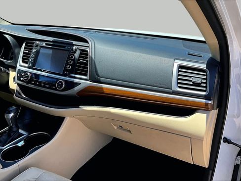 Used 2018 Toyota Highlander Limited FWD image 19