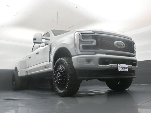 Used 2025 Ford F350 Platinum w/ FX4 Off-Road Package image 45