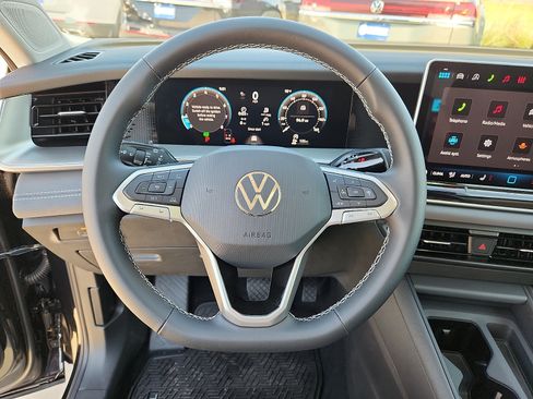 New 2026 Volkswagen Tiguan SE FWD image 16
