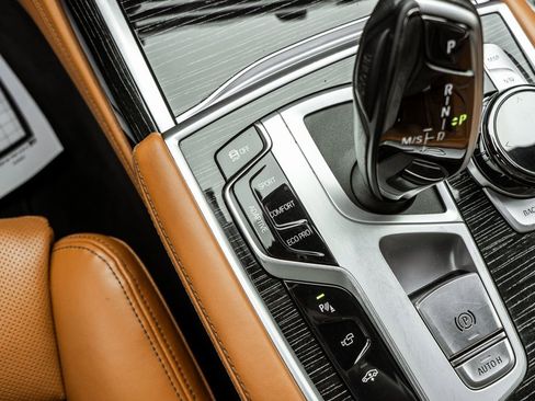 Used 2022 BMW 750i xDrive w/ Executive Package image 8