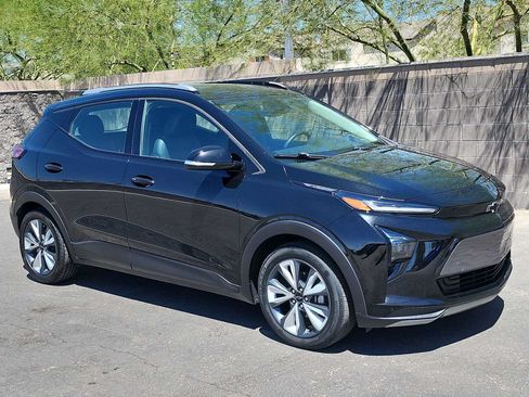 Used 2022 Chevrolet Bolt EUV LT w/ Convenience Package FWD image 2