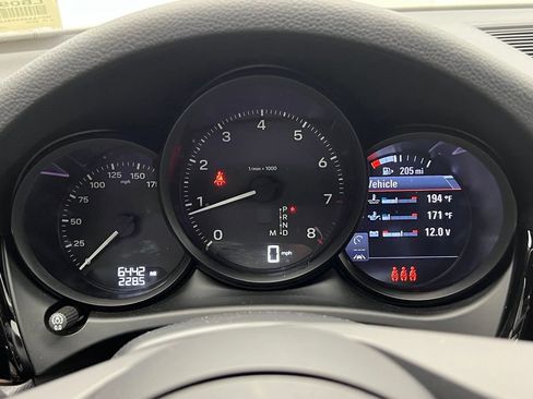 Certified 2025 Porsche Macan AWD/4WD image 10