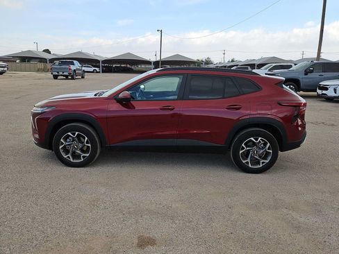 Used 2025 Chevrolet Trax LT w/ LT Convenience Package FWD image 5