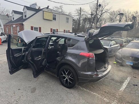 Used 2018 Toyota RAV4 SE image 10