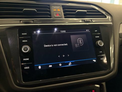 Used 2024 Volkswagen Tiguan SE image 33