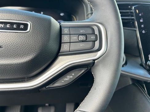 Used 2025 Jeep Wagoneer L 4WD image 27