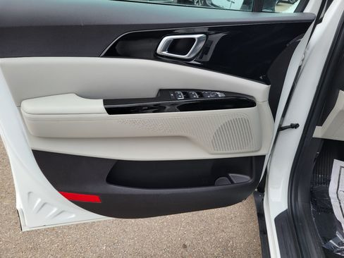 Used 2023 Kia Carnival EX FWD image 18