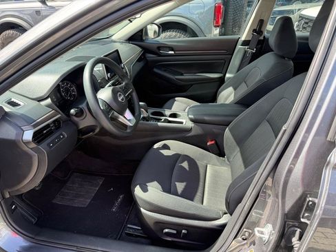 Used 2025 Nissan Altima 2.5 SV FWD image 12