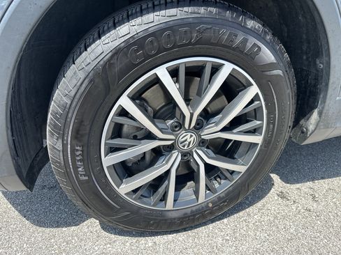 Used 2020 Volkswagen Tiguan SE w/ Panoramic Sunroof Package AWD/4WD image 8