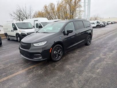 Used 2024 Chrysler Pacifica Premium