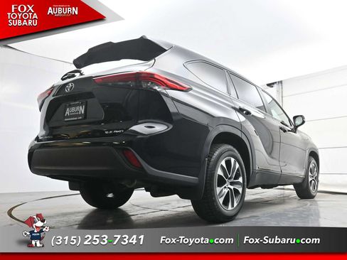 Used 2023 Toyota Highlander XLE AWD/4WD image 19
