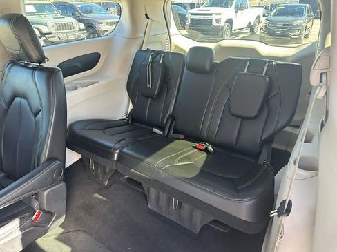 Used 2024 Chrysler Pacifica Touring-L FWD image 11