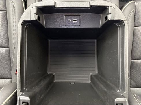 Used 2024 GMC Yukon XL SLT image 32