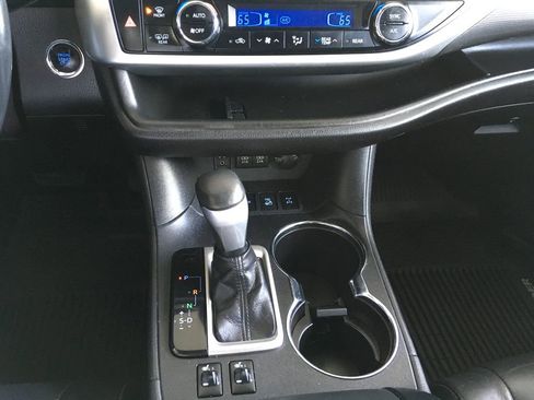 Used 2017 Toyota Highlander SE AWD/4WD image 18