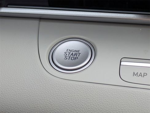 Certified 2025 Hyundai Elantra Limited image 28