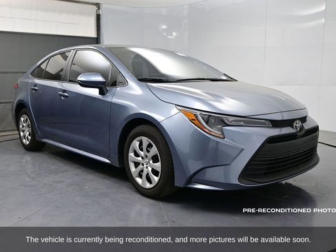 Used 2025 Toyota Corolla LE image 2