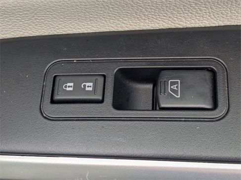 Used 2023 Nissan Titan SV w/ SV Convenience Package image 32