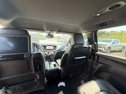 Used 2022 Chrysler Pacifica Touring-L w/ Uconnect Theater Family Group FWD image 12