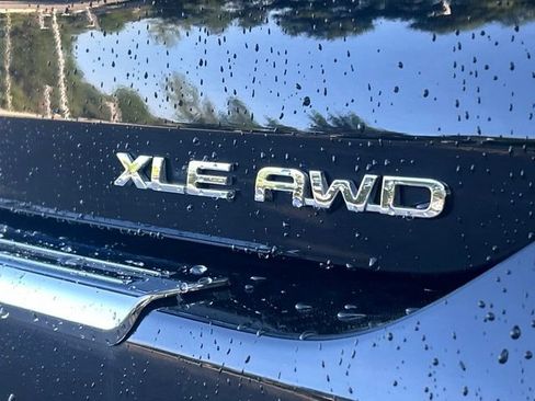 Used 2022 Toyota Highlander XLE AWD/4WD image 11
