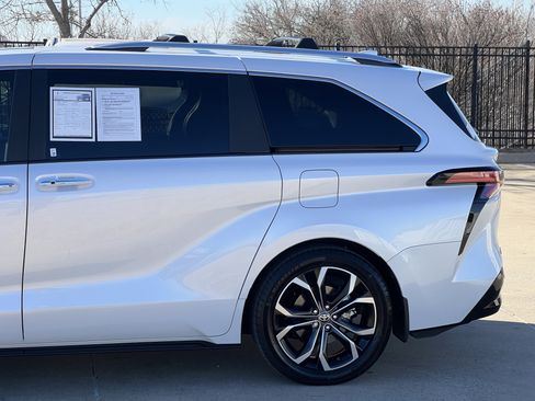 Used 2025 Toyota Sienna Platinum image 6