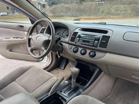 Used 2004 Toyota Camry LE image 18
