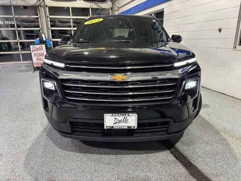 Used 2024 Chevrolet Traverse LT image 3