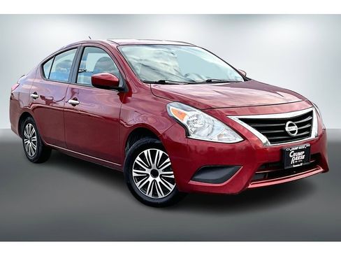 Used 2019 Nissan Versa SV image 3