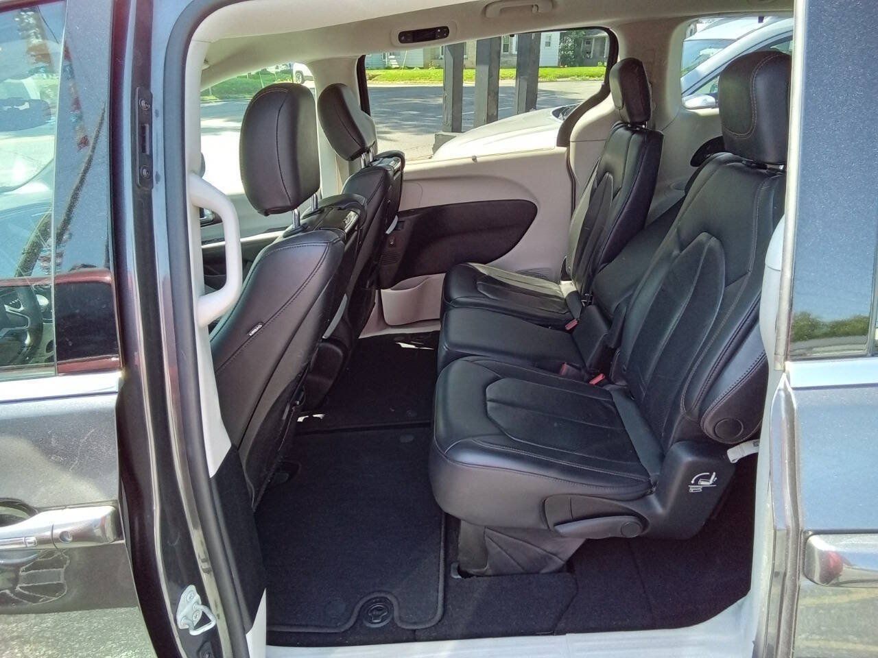 Used 2017 Chrysler Pacifica Touring-L Plus FWD image 12