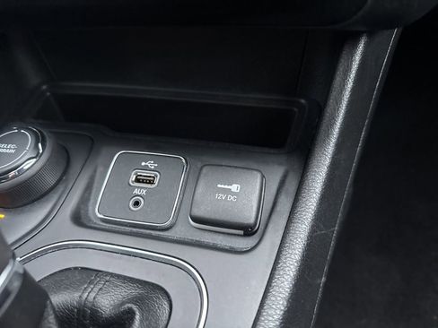 Used 2019 Jeep Cherokee Latitude Plus w/ Comfort/Convenience Group image 27