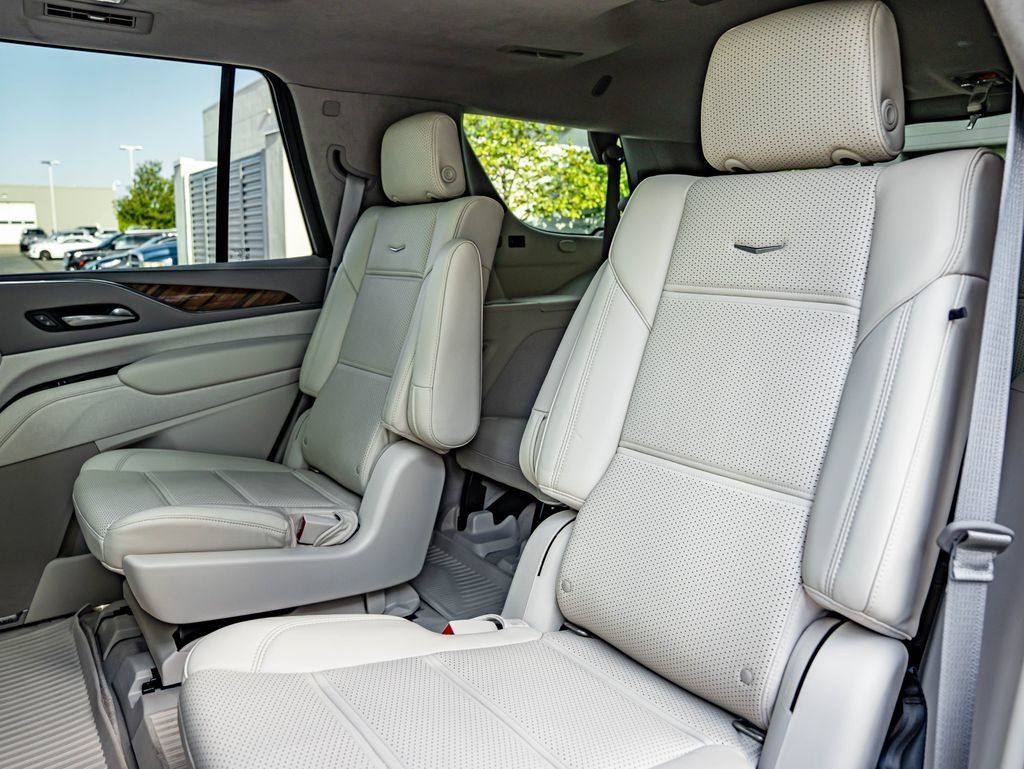 Used 2021 Cadillac Escalade Premium Luxury Platinum w/ Heavy-Duty Trailer Package AWD/4WD image 37