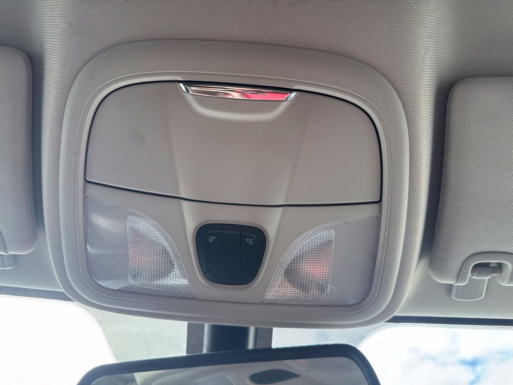 Used 2018 Jeep Cherokee Latitude w/ Cold Weather Group FWD image 23