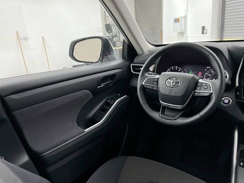 Used 2023 Toyota Highlander LE FWD image 15