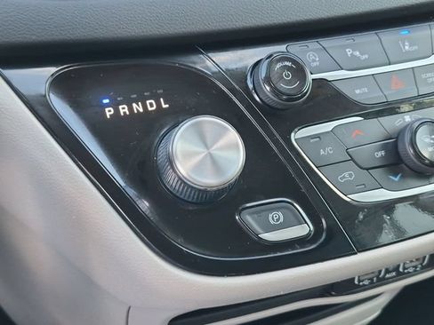 Used 2024 Chrysler Pacifica Touring-L FWD image 27
